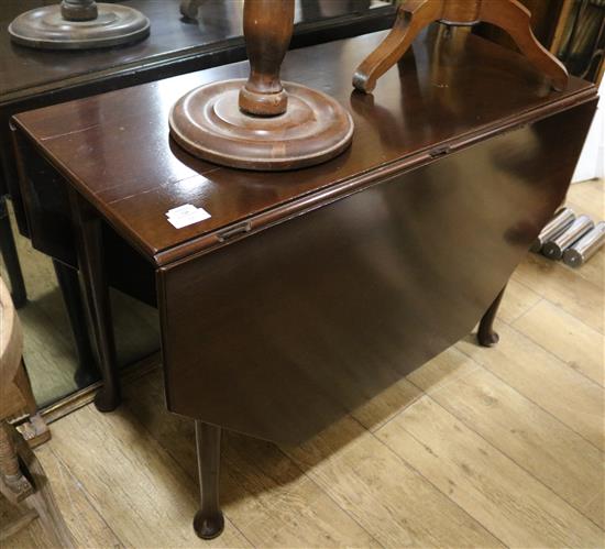 A George III mahogany drop leaf table, W.3ft 6in.